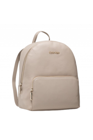 CALVIN KLEIN CAMPUS BP W/PCKT MD SAFFIANO TAUPE